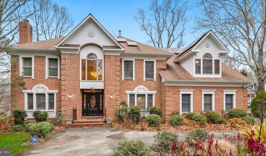 9454 SEVEN LOCKS Rd, Bethesda, MD 20817 - 7 Beds, 5 Bath