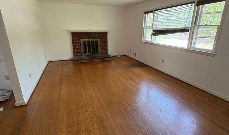 9702 SINGLETON Dr, Bethesda, MD 20817 - 3 Beds, 2 Bath