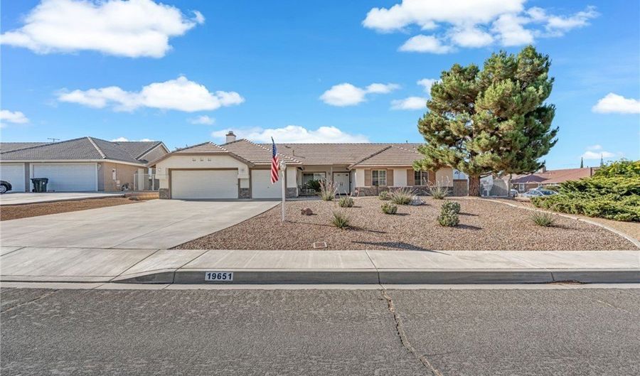 19651 Ottawa Rd, Apple Valley, CA 92308 - 3 Beds, 2 Bath
