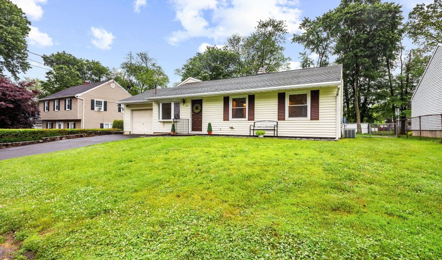 20 Hickory St, Danbury, CT 06810 - 3 Beds, 2 Bath