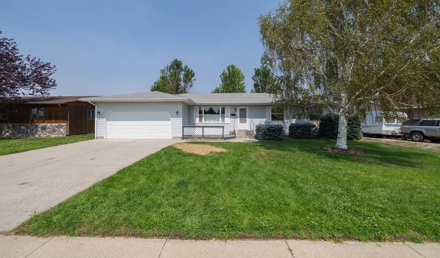 925 River View Dr, Cody, WY 82414 - 3 Beds, 2 Bath