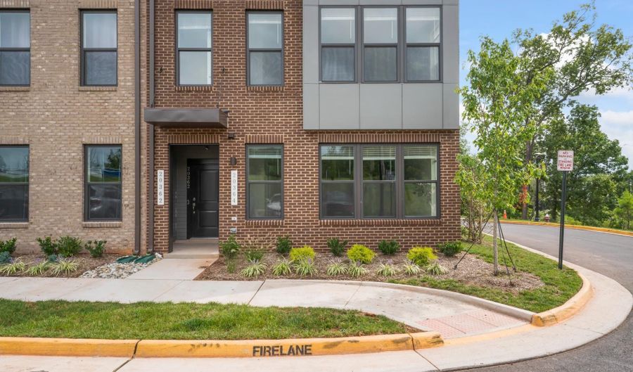 20364 NEWFOUNDLAND Sq, Ashburn, VA 20147 - 2 Beds, 3 Bath