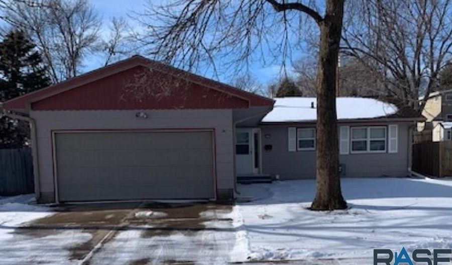 3101 S Lyndale Ave, Sioux Falls, SD 57105 - 3 Beds, 2 Bath