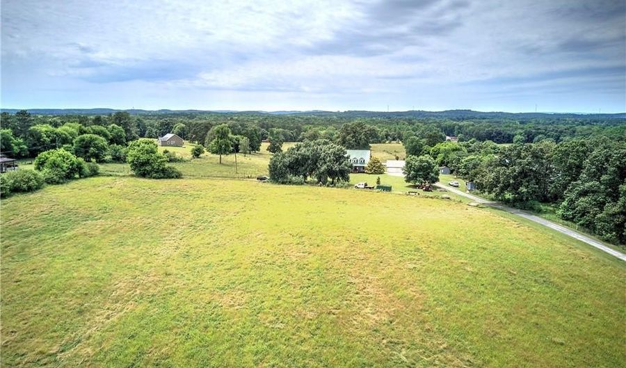 141 Holcomb Spur NW, Adairsville, GA 30103 - 3 Beds, 3 Bath