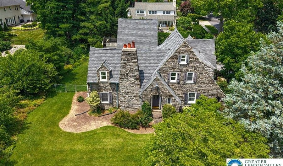 2835 Parkway Blvd, Allentown, PA 18104 - 4 Beds, 5 Bath