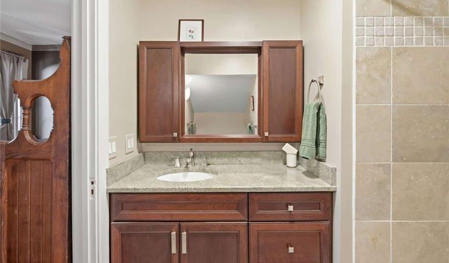 6 Howe Ave 8, Newport, RI 02840 - 2 Beds, 2 Bath