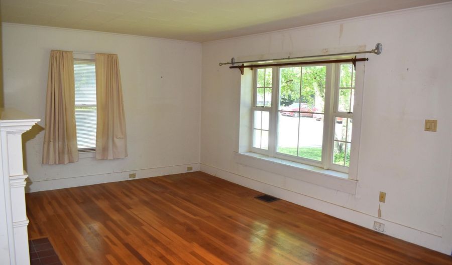 16 High St, Brandon, VT 05733 - 3 Beds, 1 Bath
