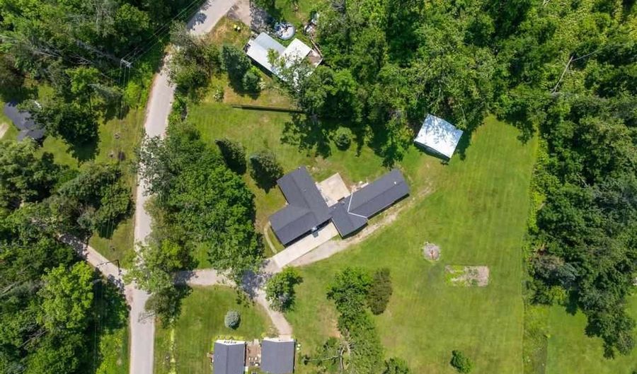 7726 LAKE, Alanson, MI 49706 - 5 Beds, 3 Bath