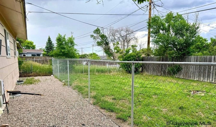 217 DESMET Dr, Cheyenne, WY 82007 - 5 Beds, 2 Bath