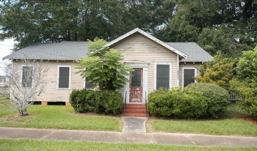 709 E Lafayette St, Abbeville, LA 70510 - 2 Beds, 2 Bath
