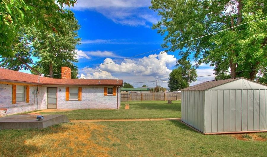 1621 Park Ave, Chickasha, OK 73018 - 3 Beds, 3 Bath
