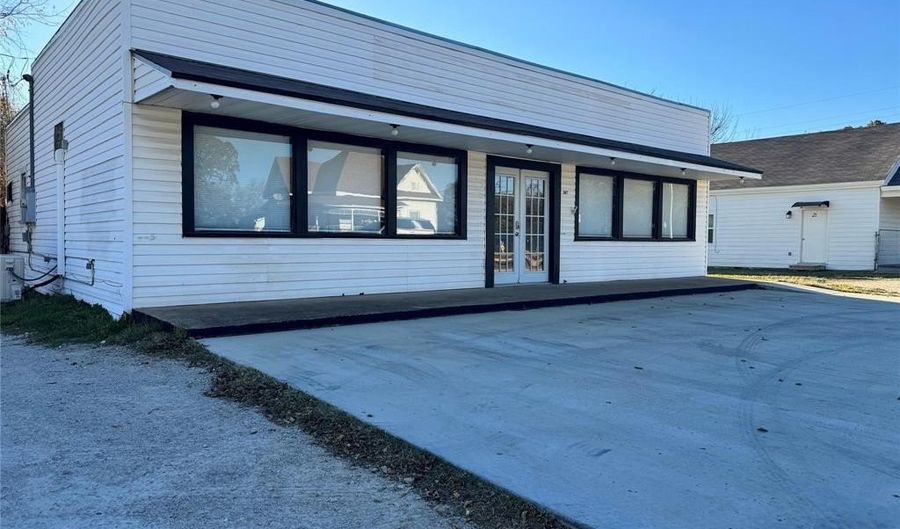 311 W Franklin St, Alvord, TX 76225 - 3 Beds, 2 Bath