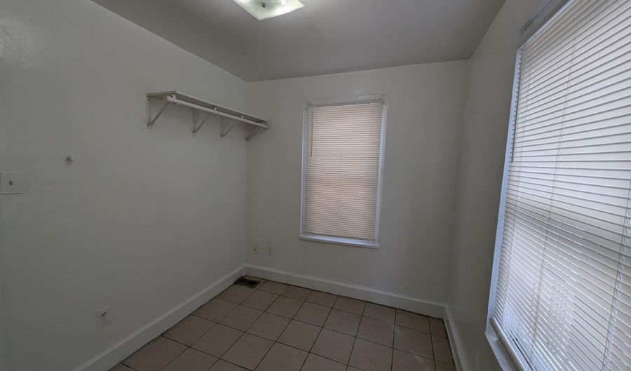 349 N Ocean Ave, Atlantic City, NJ 08401 - 3 Beds, 1 Bath