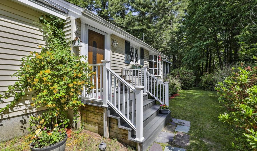 15 Edinburgh Dr, Bedford, NH 03110 - 3 Beds, 2 Bath
