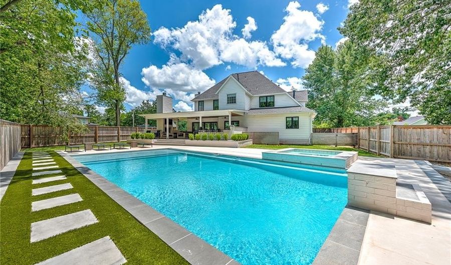 103 NE 7th St, Bentonville, AR 72712 - 5 Beds, 4 Bath