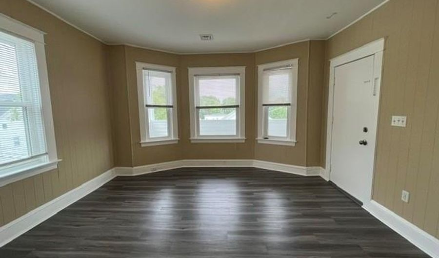 70 Oliver St 3F, Bristol, RI 02809 - 1 Beds, 1 Bath