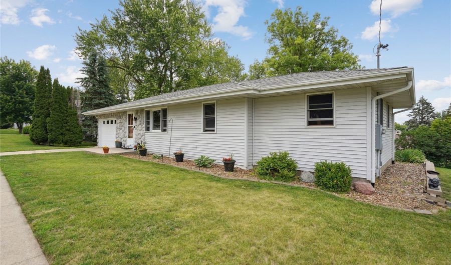 712 Adair St, Adair, IA 50002 - 2 Beds, 2 Bath