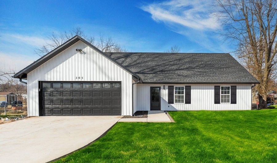 305 Crescent St, Aurora, MO 65605 - 3 Beds, 2 Bath