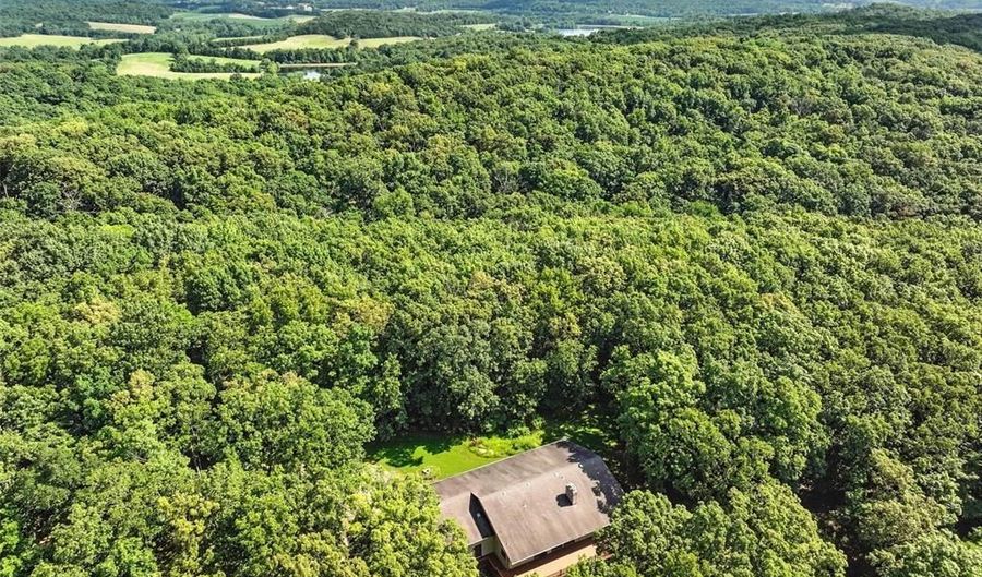 1074 Boone Woods Trl, Augusta, MO 63332 - 4 Beds, 4 Bath