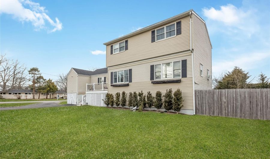 15 Bingham Pl, Amityville, NY 11701 - 3 Beds, 3 Bath