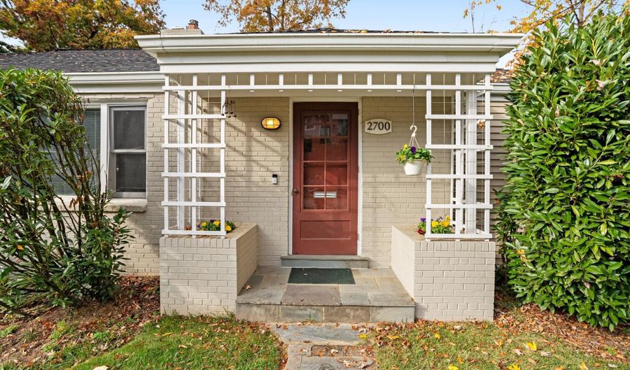2700 N DINWIDDIE St N, Arlington, VA 22207 - 3 Beds, 3 Bath