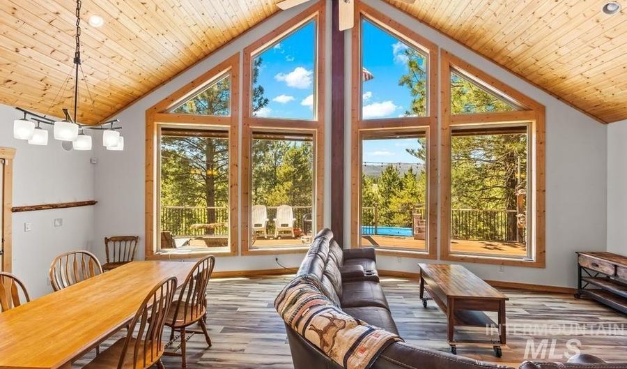 10389 Gamann Dr, Cascade, ID 83611 - 3 Beds, 3 Bath