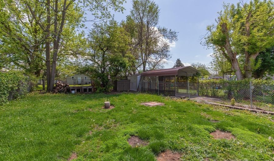 943 Howell, Adrian, MI 49221 - 3 Beds, 2 Bath