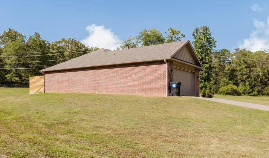 5861 Bauxite Cutoff Rd, Bauxite, AR 72011 - 3 Beds, 2 Bath