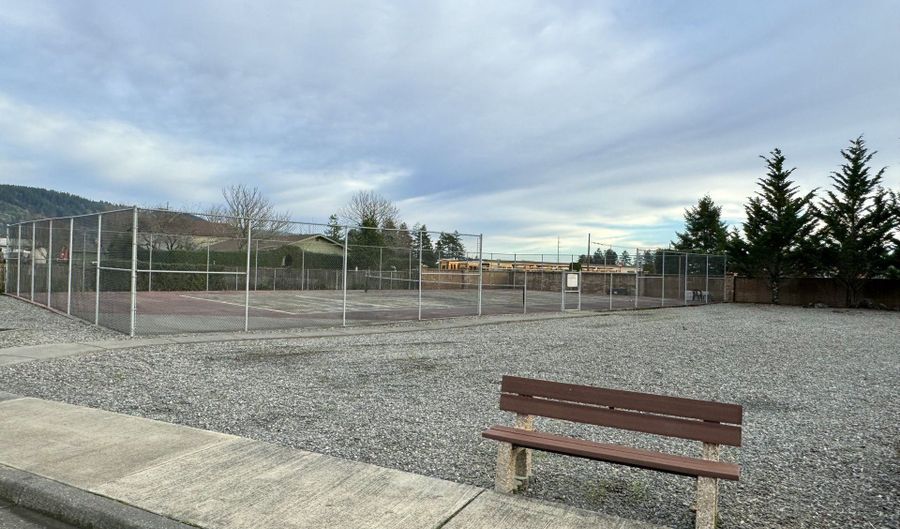 801 BROOKHAVEN Dr, Brookings, OR 97415 - 2 Beds, 2 Bath