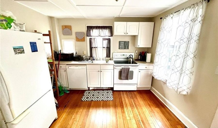 327 Spring St 2, Newport, RI 02840 - 3 Beds, 1 Bath