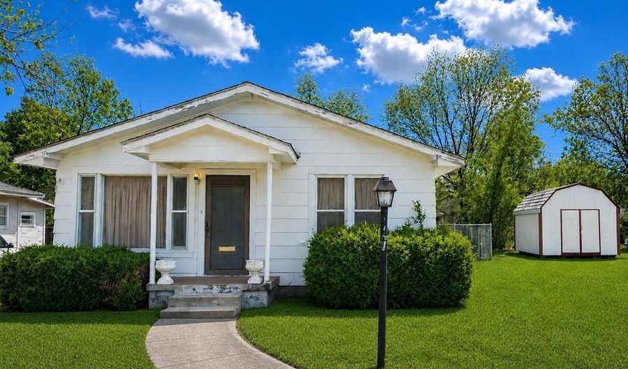 204 NE 10th Ave, Ardmore, OK 73401 - 2 Beds, 2 Bath