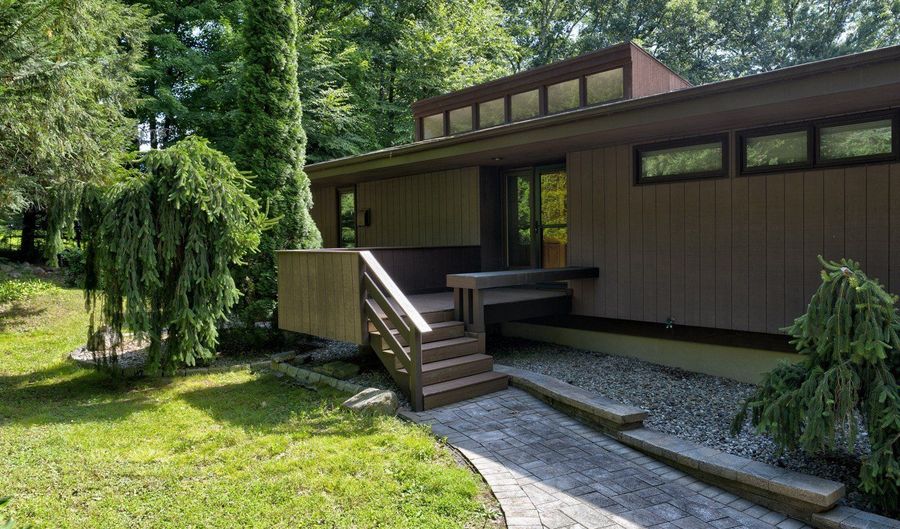 15 Brookridge Dr, Avon, CT 06001 - 3 Beds, 3 Bath