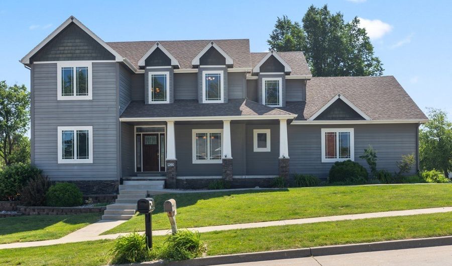 923 S 10th St, Adel, IA 50003 - 5 Beds, 4 Bath