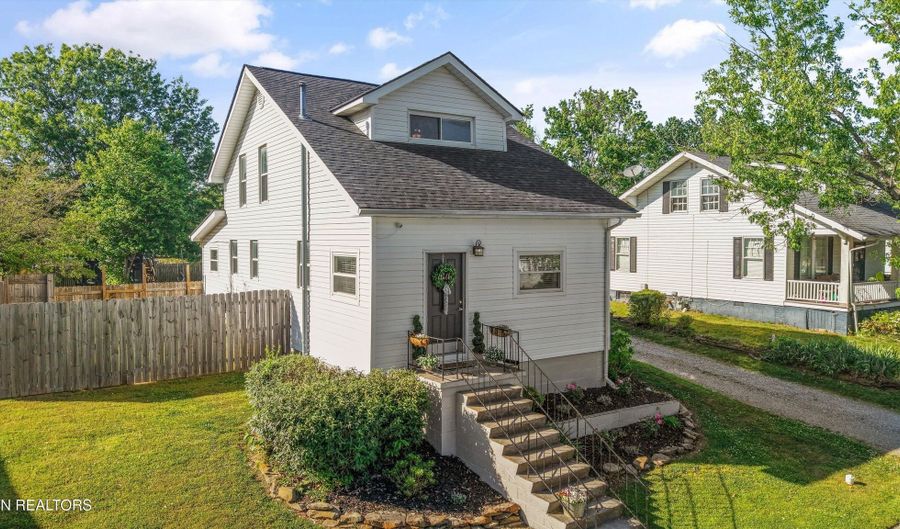 266 W Lincoln Rd, Alcoa, TN 37701 - 3 Beds, 2 Bath