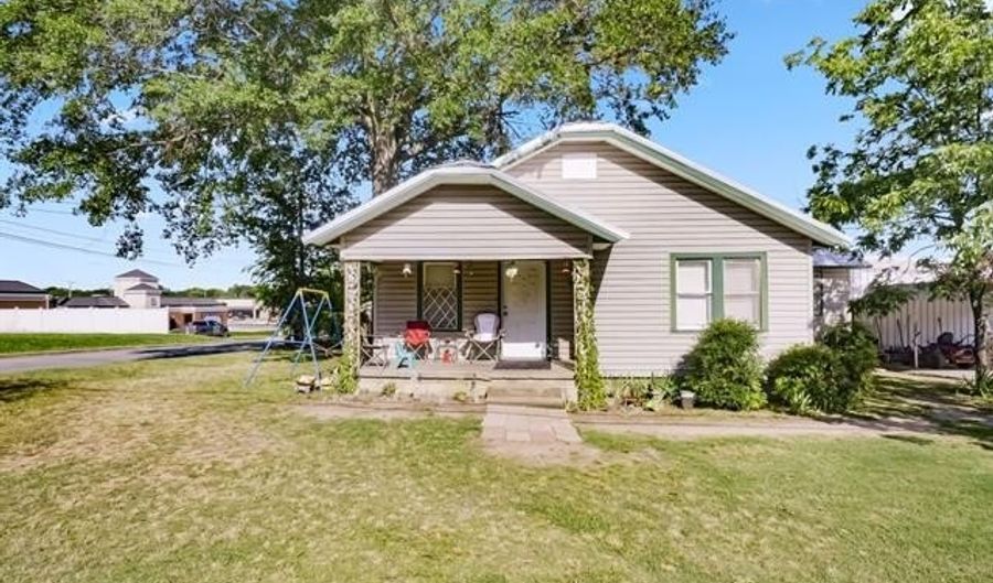 824 S California, Atoka, OK 74525 - 3 Beds, 2 Bath