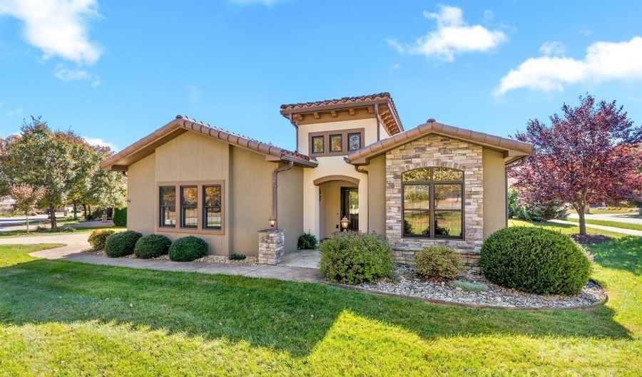 4 Pacifico Dr, Asheville, NC 28806 - 3 Beds, 2 Bath