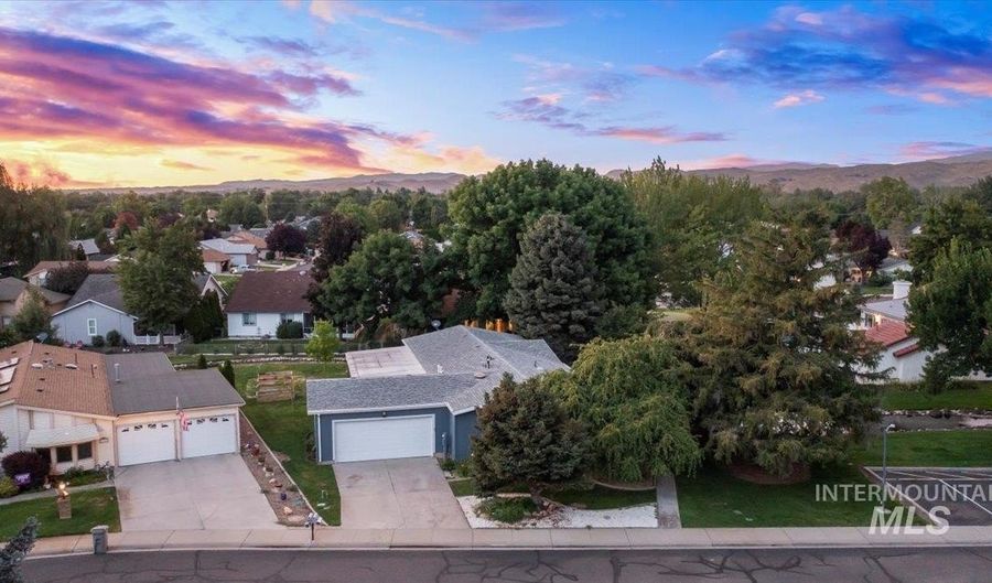 8306 W Wilowpark Dr, Boise, ID 83714 - 3 Beds, 2 Bath