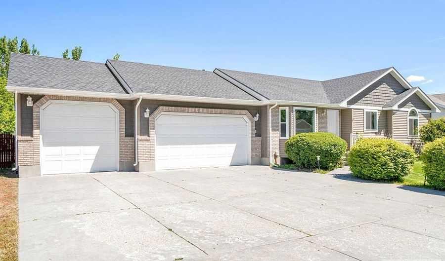 3845 E Ridgeview Cir, Ammon, ID 83406 - 5 Beds, 3 Bath
