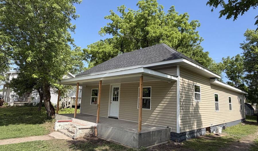 305 E Rock St, Aurora, MO 65605 - 4 Beds, 2 Bath