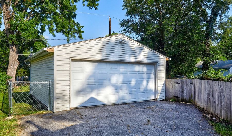 1431 44th St, Des Moines, IA 50311 - 4 Beds, 2 Bath