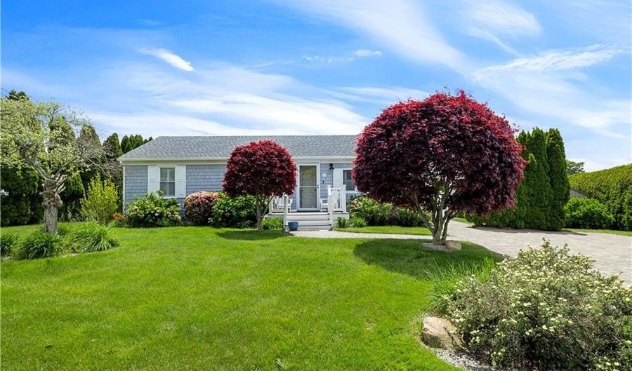 35 Willow Ave, Narragansett, RI 02882 - 3 Beds, 2 Bath