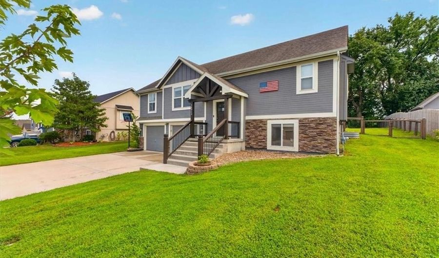 16913 Juniper Dr, Basehor, KS 66007 - 5 Beds, 3 Bath