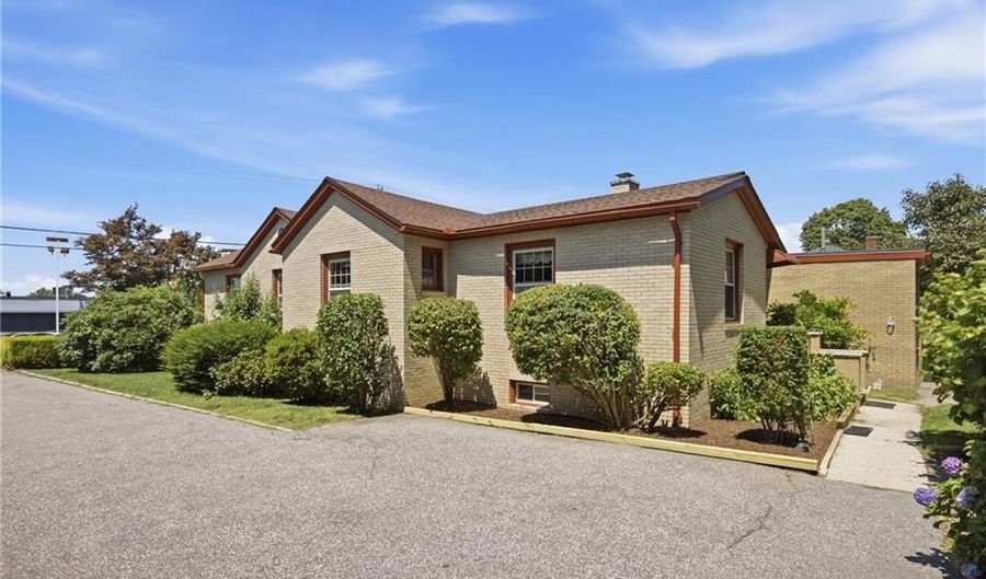 247 W Main Rd, Middletown, RI 02842 - 3 Beds, 2 Bath