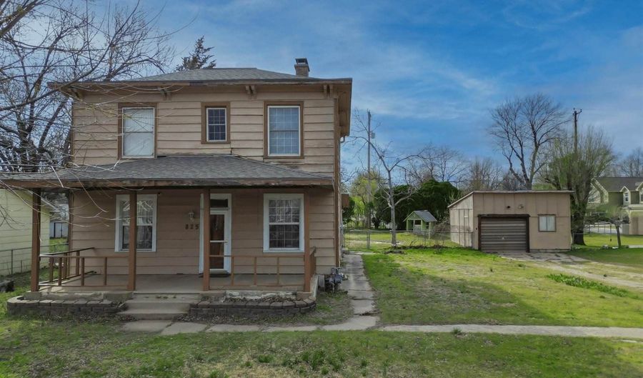 825 N 7th St, Arkansas City, KS 67005 - 4 Beds, 2 Bath