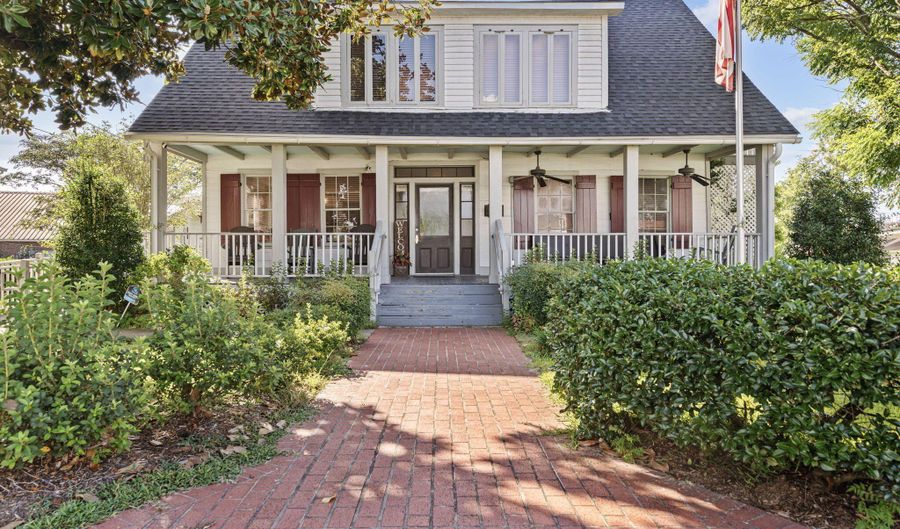 210 N Washington St, Abbeville, LA 70510 - 3 Beds, 3 Bath