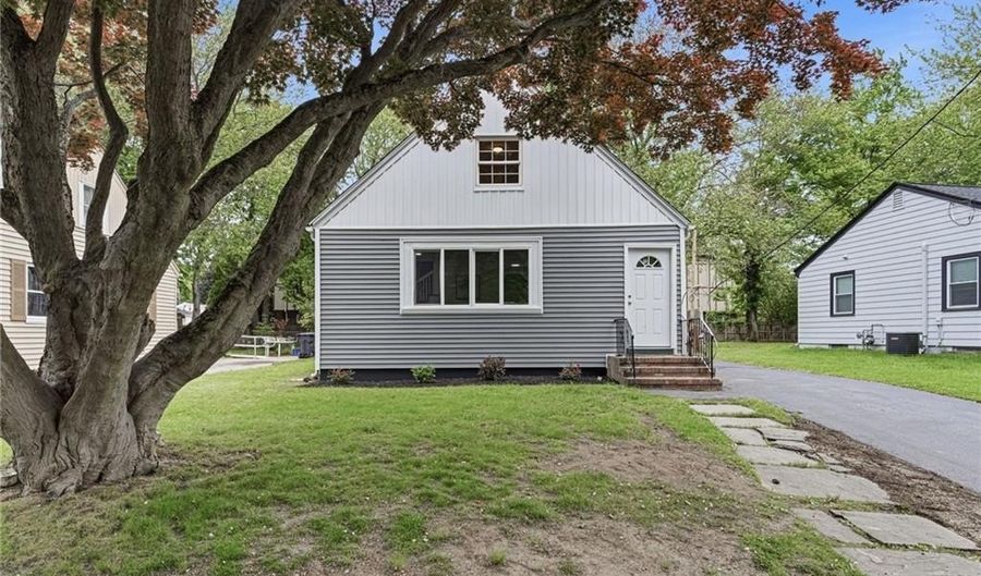 8 Angela Ct, North Providence, RI 02904 - 3 Beds, 1 Bath
