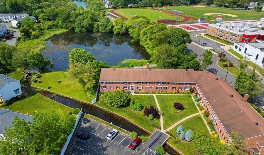 200 Merrick Rd R, Amityville, NY 11701 - 2 Beds, 1 Bath
