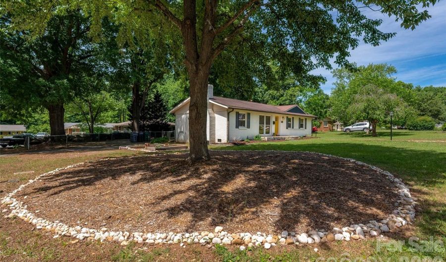 4300 Dowling Dr, Charlotte, NC 28205 - 3 Beds, 2 Bath