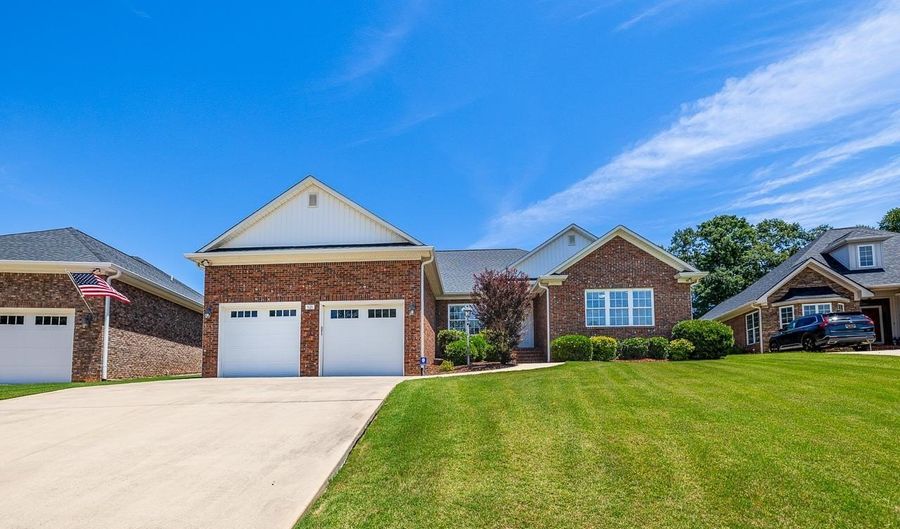 821 E Golden View Ln, Boiling Springs, SC 29316 - 3 Beds, 3 Bath
