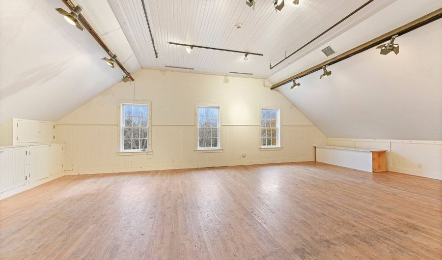 11 Indian Wells Hwy Floor 2, Amagansett, NY 11930 - 0 Beds, 1 Bath